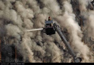 تلاش برای مهار آتش سوزی پلاسکو تهران