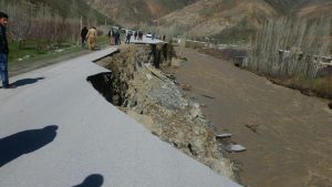 خسارت به جاده ها در پی سیلاب و رانش زمین