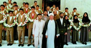 برندگان المپیاد ۷۴ در کنار مرحوم هاشمی رئیس جمهور وقت مریم_میرزاخانی نفر سوم از راست