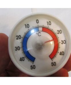 نمای نزدیک صفحه نمایش دماسنج مخصوص یخچال