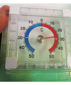 نمای نزدیک از صفحه نمایش درجه دماسنج یخچال عقربه ای جدید