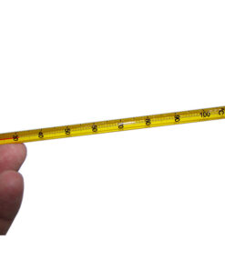 نمای نزدیک از درجه بندی های دماسنج شیشه ای الکلی از 10- تا 110+ درجه زیل فرانسوی