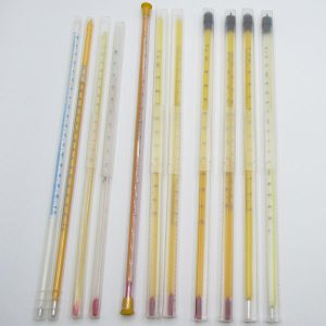 نمایی از ۱۱ مدل دماسنج شیشه ای الکلی و جیوه ای کنار هم